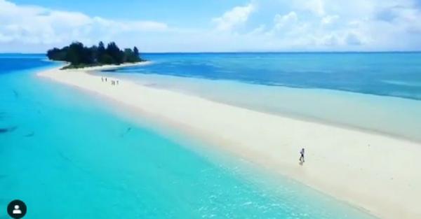 Wisata Pantai Dodola  Maluku Berjalan di Tengah Laut yang 