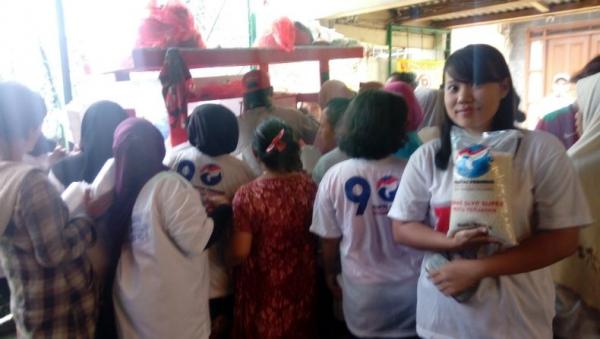 Caleg DPRD DKI Jakarta Partai Perindo nomor urut 01, Syarief Hiyatulloh menggelar bazar beras murah di RT 08 RW 12 Mampang Prapatan, Jakarta Selatan, Jumat (15/2/2019). (Foto: iNews.id/Irfan Ma'ruf)