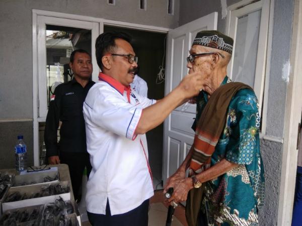 Barisan Penjaga (Baja) Perindo yang menggelar bakti sosial (baksos) pemeriksaan mata dan penjualan kaca mata di Jalan Kalibata Utara II RT 10 RW 07 Pancoran, Jakarta Selatan, Minggu (17/2/2019). (Foto: iNews.id/Felldy Utama)