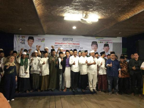 Para pengasuh pondok pesantren (ponpes), kiai, dan ustaz se-Bogor Timur, Jawa Barat (Jabar) mendeklarasikan dukungannya terhadap pasangan calon presiden dan wakil presiden nomor urut 01 Joko Widodo (Jokowi)- Ma'rif Amin, Senin (18/2/2019). (Foto: Istimewa)