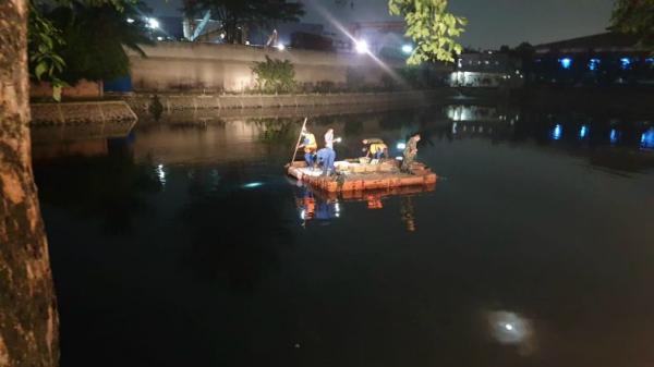 TNI AD bekerja sama dengan Pemprov DKI dan Pemkot Jakarta Barat melakukan penjernihan Waduk Wijaya Kusuma 2, Grogol Petamburan, Senin (18/2/2019). (Foto: Dispenad)