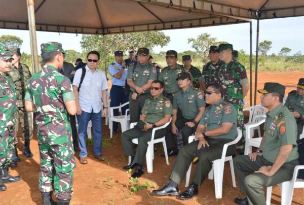 Wakil Kepala Staf Angkatan Darat (KSAD) Letjen TNI Tatang Sulaiman meninjau langsung program pengadaan Alusista TNI AD di Avibras Industria Aerospacial, Sao Paulo, Brazil, Selasa (19/2/2019). (Foto: Dispenad)