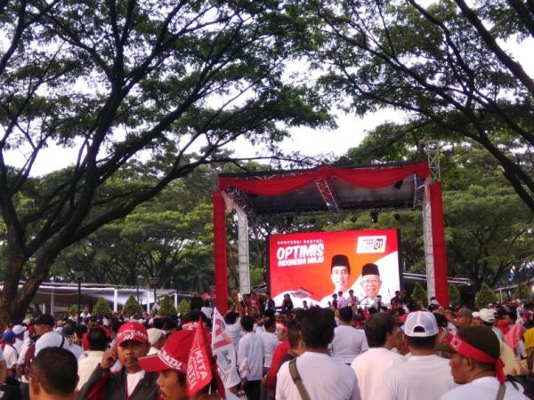 Sekitar seribu simpatisan calon presiden (capres) nomor urut 01 Joko Widodo dan Ma'ruf Amin (Jokowi-Ma'ruf) mulai berdatangan di acara Konvensi Rakyat, di Sentul, Bogor, Jawa Barat, Minggu (24/2/2019). (Foto; iNews.id/Felldy Utama)