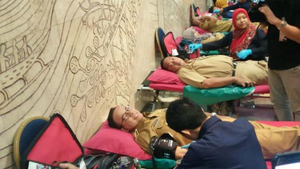 Gubernur DKI Jakarta Anies Baswedan saat donor darah yang diadakan Badan Kepegawaian Daerah (BKD) di salah satu aula Balai Kota, Jakarta, Selasa (26/2/2019). (Foto: iNews.id/Wildan Catra Mulia)