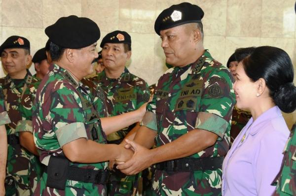 Panglima TNI Marsekal TNI Hadi Tjahjanto memimpin upacara kenaikan pangkat 35 perwira tinggi TNI di Mabes TNI, Cilangkap, Jakarta Timur, Rabu (27/2/2019). (Foto: Mabes TNI)