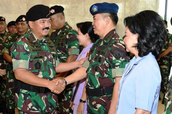 Panglima TNI Marsekal TNI Hadi Tjahjanto memimpin upacara kenaikan pangkat 35 perwira tinggi TNI di Mabes TNI, Cilangkap, Jakarta Timur, Rabu (27/2/2019). (Foto: Mabes TNI)