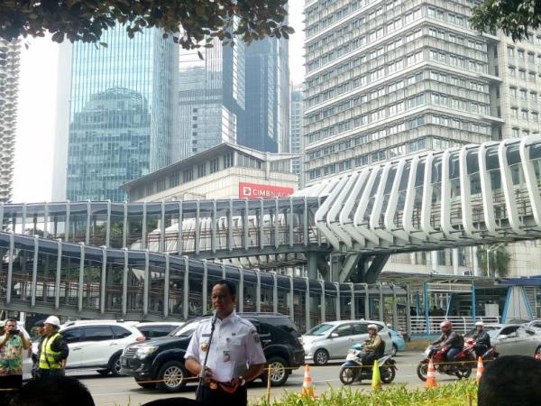 Gubernur DKI Jakarta Anies Baswedan meresmikan tiga Jembatan Penyeberangan Orang (JPO) yang baru selesai direvitalisasi Pemprov DKI di kawasan Senayan Jakarta Pusat, Kamis (28/2/2019). (Foto: iNews.id/Wildan Catra Mulia)