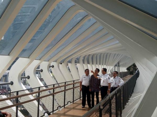Gubernur DKI Jakarta Anies Baswedan meresmikan tiga Jembatan Penyeberangan Orang (JPO) yang baru selesai direvitalisasi Pemprov DKI di kawasan Senayan Jakarta Pusat, Kamis (28/2/2019). (Foto: iNews.id/Wildan Catra Mulia)