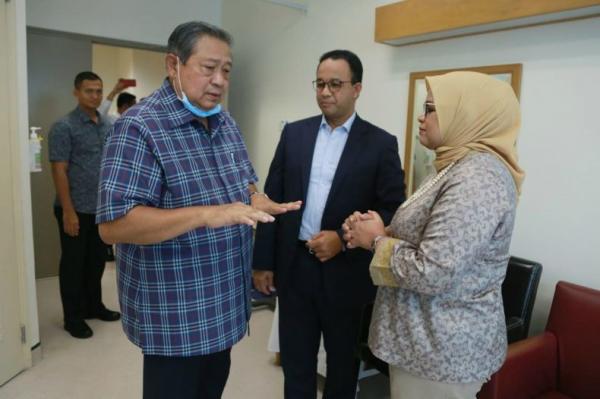 Gubernur DKI Jakarta Anies Baswedan diterima langsung SBY saat menjenguk Ani Yudhoyono di Singapura, Jumat (1/3/2019). (Foto: Istimewa)