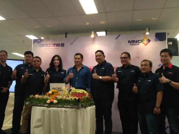Chairman MNC Group Hary Tanoesodibjo saat merayakan HUT ke-12 Okezone di gedung iNews, Jakarta Pusat, Senin (4/3/2019). (Foto: iNews.id/Ilma de Sabrini)