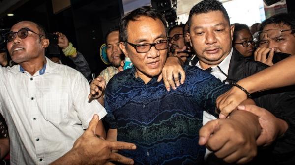 Wasekjen Partai Demokrat Andi Arief (baju biru) saat hendak menjalani pemeriksaan di Kantor BNN, Cawang, Jakarta Timur, Rabu (6/3/2019) sore. (Foto: Antara/Aprilio Akbar)