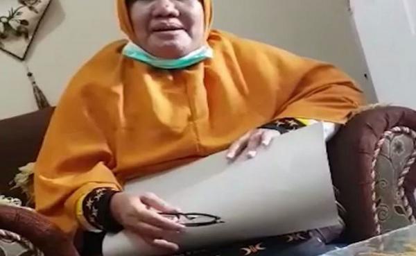 Ibu-ibu yang mengajak warga untuk tidak memilih Capres Nomor Urut 01 Jokowi karena dituding akan menghapus pelajaran agama. (Foto: iNews/Muhammad Sardi)