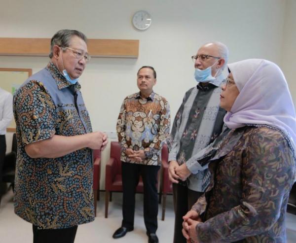 Presiden keenam Indonesia Susilo Bambang Yudhoyono (SBY) menyambut menerima langsung Presiden Singapura Halimah Yacob beserta suami Mohamed Abdullah Alhabshee yang datang menjegung Ani Yuhoyono di National University Hospital, Rabu (6/3/2019). (Foto: Abror Rizki)