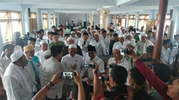 Aliansi Masyayikh Pengasuh Pondok Pesantren (Ponpes) se-Kabupaten Lumajang mendeklarasikan dukungan untuk pemenangan calon presiden dan wakil presiden nomor 01, Joko Widodo - Ma'ruf Amin (Jokowi-Ma'ruf), Sabtu (9/3/2019). (Foto: Istimewa)