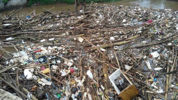 Sampah Bambu di Bendung Koja, Sungai Cikeas, Bogor, Jawa Barat, Sabtu (9/3/2019). (Foto: KP2C)