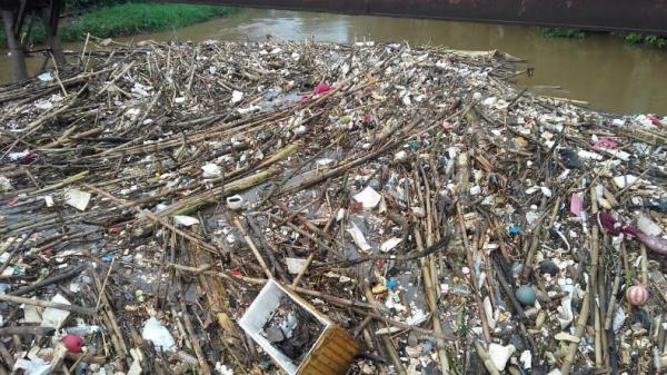 Sampah Bambu di Bendung Koja, Sungai Cikeas, Bogor, Jawa Barat, Sabtu (9/3/2019). (Foto: KP2C)