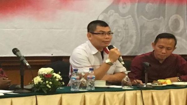 Mantan Petinju Indonesia Chris John berbincang dengan Wali Kota Denpasar, Bali, Ida Bagus Rai Dharmawijaya Mantra di Denpasar, Rabu (29/1/2020). (Foto: ANTARA/Komang Suparta)