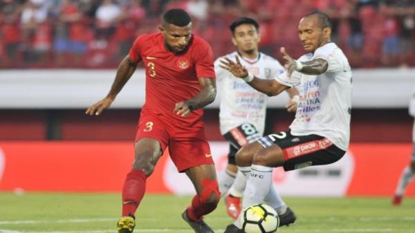 Pesepak bola Persipura Marinus Wanewar (kanan)  saat berlaga melawan Barito Putra di Stadion Gelora Delta Sidoarjo, Jawa Timur, Senin (16/12/2019). (Foto: Antara/Umarul Faruq).