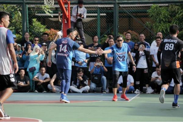 Cawapres Sandiaga Uno bersama Agus Harimurti Yudhoyono (AHY) saat main basket bersama di Lapangan Tenis Bulungan, Hang Tuah, Kebayoran Baru, Jakarta Selatan, MInggu (17/3/2019). (Foto: Istimewa)