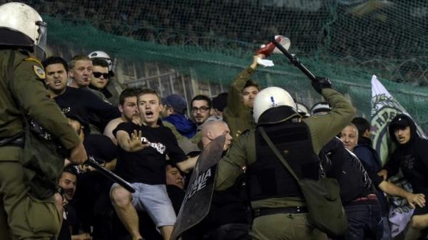 Laga Panathinaikos Vs Olympiakos Ricuh, Polisi Tembakkan Gas Air Mata