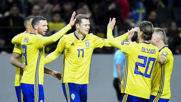 Timnas Swedia menang tipis 1-0 atas Slovakia di laga kedua Grup E Euro 2020. Gol kemenangan Swedia dicetak Emil Forsberg (nomor 10) lewat titik putih.