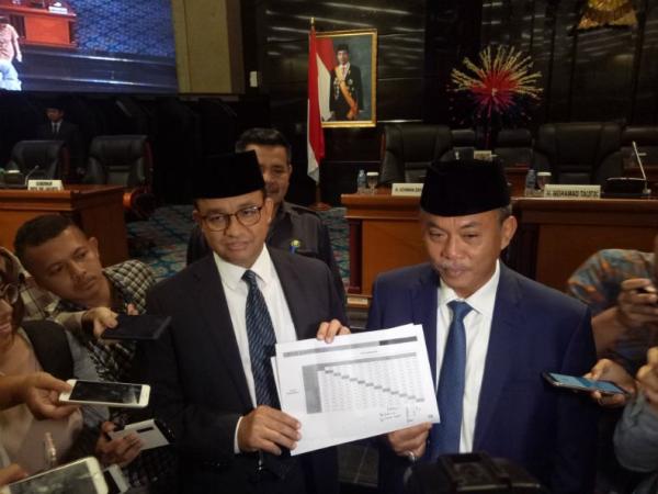 Gubernur DKI Jakarta Anies Baswedan dan Ketua DPRD DKI Jakarta Prasetyo Edi Marsudi memperlihatkan besaran tarif MRT Jakarta, di Gedung DPRD DKI Jakarta, Selasa (26/3/2019). (Foto: iNews.id/Wildan Catra Mulia)