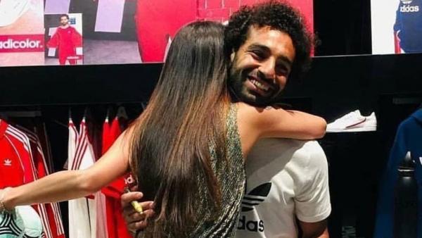 Foto Dipeluk Wanita Viral, Salah Dimarahi Sang Ibunda