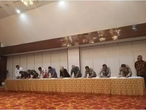 Sembilan panelis debat Pilpres 2019 putaran keempat yang mempertemukan Jokowi versus Prabowo Subianto menandatangani pakta integritas di Hotel Sari Pan Pacific, Jakarta, Rabu (27/3/2019). (Foto: Okezone)