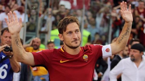 Totti Mantan kapten AS Roma Francesco Totti (kanan) bersama istrinya, Ilary Blasi. (Foto: kontrokultura.it)