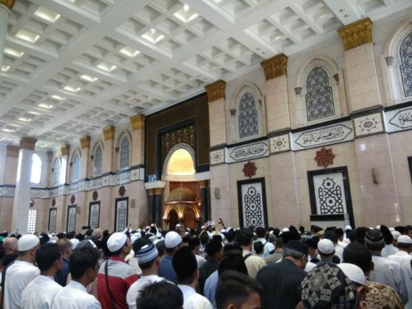 Jamaah salat jenazah untuk Hajak Dian Al Mahri usai salat Jumat di Masjid Kubah Emas, Jumat (29/3/2019). (Foto: iNews.id/Felldy Utama)