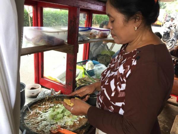 Ibu Atun, pedagang gado-gado binaan Partai Perindo. (Foto: MNC)