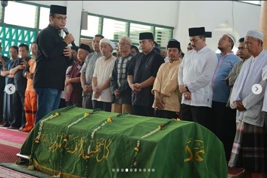 Anies Baswedan saat memberikan sambutan terhadap jenazah penyapu jalanan yang tewas karena jadi korban tabrak lari, Minggu (31/1/2019). (Foto: Instagram)