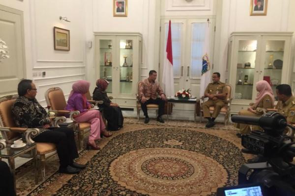 Elly, orang tua Naufal Rasyid penyapu jalan yang meninggal usai menjadi korban tabrak lari di kawasan Pasar Rebo, mendapat santunan dari BPJS Ketenagakerjaan sebesar Rp196 juta di Balai Kota, Jakarta, Selasa (2/4/2019). (Foto: iNews.id/Wildan Catra Mulia)