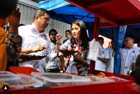 Dekat dengan Rakyat HT Liliana Tanaja Makan Nasi Uduk Gerobak