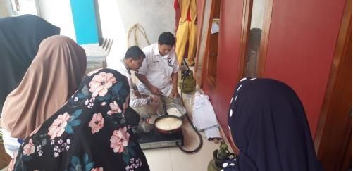 Aksi dua caleg Partai Perindo mengamankan suara di Pemilu 2019 via Cooking Class kepada warga di Jalan Raya Cipendawa, Gang Sinar Agung, Bojong Menteng, Rawalumbu, Kota Bekasi, Jawa Barat, Rabu (3/4/2019). (Foto: Okezone)