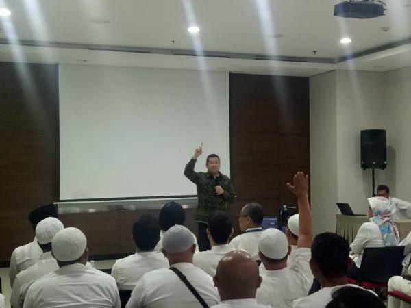 Chairman MNC Group Hary Tanoesoedibjo melepas 64 karyawannya ke tanah suci Makkah melalui Program Ibadah Umrah MNC Group Batch XV pada Rabu (3/4/2019). (Foto: iNews.id/Wildan Catra Mulia)