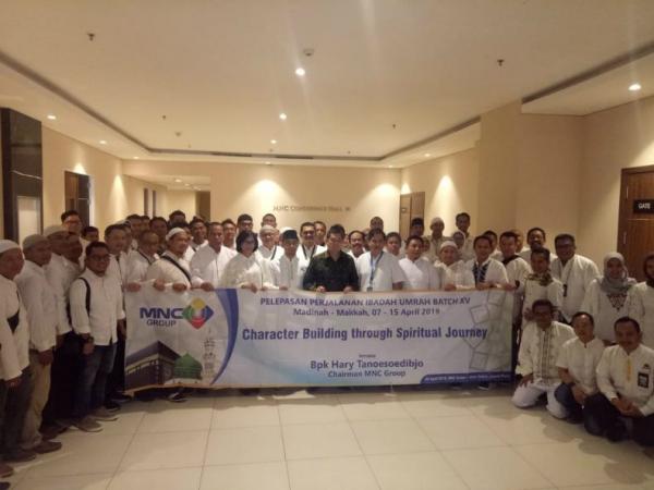 Chairman MNC Group Hary Tanoesoedibjo melepas 64 karyawannya ke tanah suci Makkah melalui Program Ibadah Umrah MNC Group Batch XV pada Rabu (3/4/2019). (Foto: iNews.id/Wildan Catra Mulia)