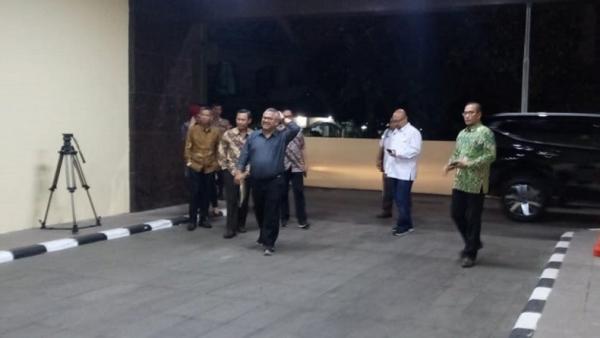 Komisioner KPU melaporkan hoaks server KPU telah diatur untuk menangkan pasangan 01 di Bareskrim Mabes Polri, Kamis (4/4/2019). (Foto: iNews.id/Irfan Ma'ruf).