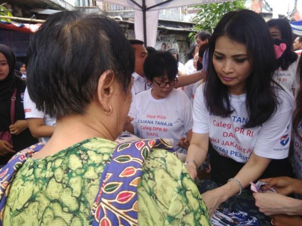 Ketua Umum Kartini Perindo, Liliana Tanaja Tanoesoedibjo saat acara bazar sembako murah Partai Perindo, di Kramat, Senen, Jakarta Pusat, Jumat (5/4/2019). (Foto: iNews.id/Felldy Utama)