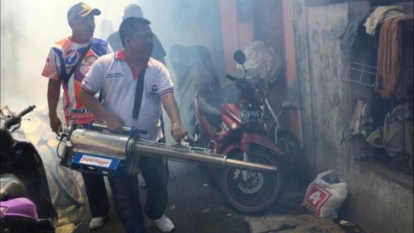 Caleg DPRD Dapil 1 Jakarta Pusat dari Partai Perindo Pahala Sianturi menggelar fogging di tujuh RT jalan Percetakan Negara, Johar Baru, Jakarta Pusat, Selasa (9/4/2019). (Foto: iNews.id/Ilma de Sabrini)
