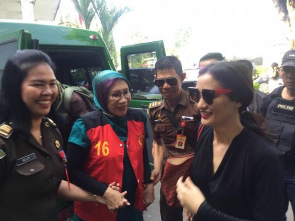 Terdakwa kasus kabar bohong alias hoaks Ratna Sarumpaet didampingi anaknya Atiqah Hasiholan menjalani sidang lanjuta di Pengadilan Negeri Jakarta Selatan, Selasa (9/4/2019). (Foto: iNews.id/Fellfy Utama)