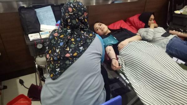 Ketua III MNC Peduli Jessica Tanoesoedibjo ikut mendonorkan darahnya. (Foto: iNews.id/Wildan Catra Mulia)