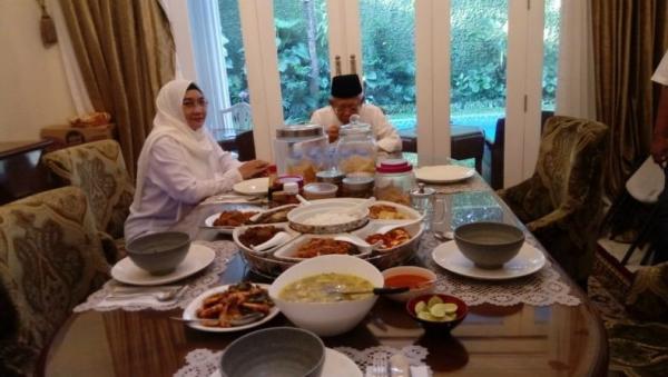 Cawapres nomor urut 02 Ma'ruf Amin saat sarapan pagi dengan nasi goreng di kediamannya Jalan Situbondo, Menteng, Jakarta Pusat, Rabu (17/4/2019). (Foto: iNews.id/Irfan Ma'ruf)