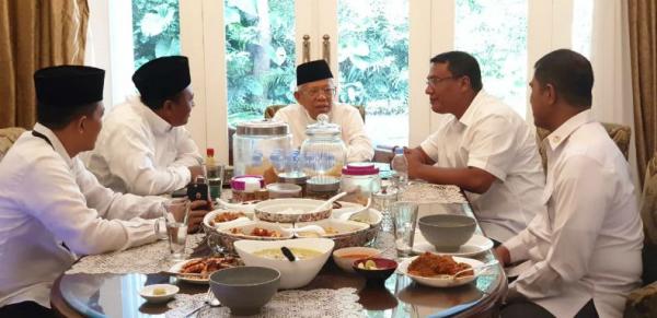 Calon wakim presiden (Cawapres) nomor urut 01 Ma'ruf Amin berbincang santai di meja makan bersama tim internal dan tim pengawal di kediaman Jalan Situbondo, Menteng, Jakarta Pusat, Rabu (17/4/2019). (Foto: Istimewa)