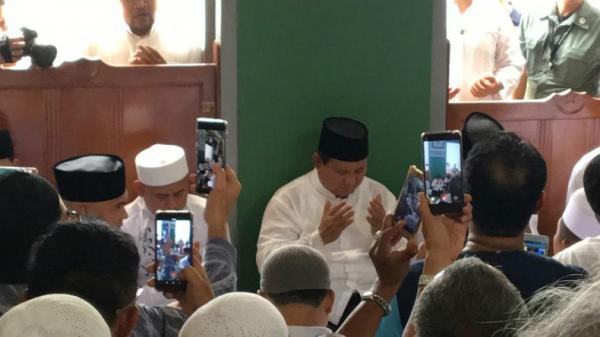Calon presiden (capres) nomor urut 02 Prabowo Subianto saat doa bersama usai salat Jumat di Masjid Al-Azhar, Jakarta, Jumat (19/4/2019). (Foto: iNews.id/Felldy Utama)