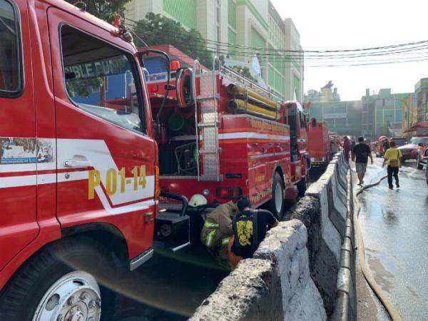 Kebakaran melanda lantai 4 Blok C Pasar Tanah Abang, Jakarta Pusat pada Senin (22/4/2019) sekitar pukul 07.10 WIB. (Foto: Istimewa)