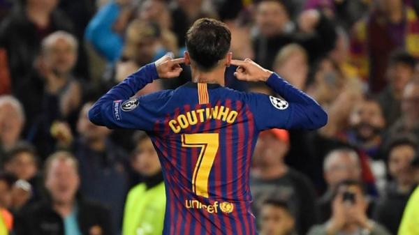 Gelandang Bayern Muenchen Philippe Coutinho (kiri) merayakan golnya ke gawang Tottenham Hotspur pada matchday pamungkas Grup B Liga Champions di Allianz Arena, Kamis (12/12/2019) dini hari WIB. (Foto: AFP)