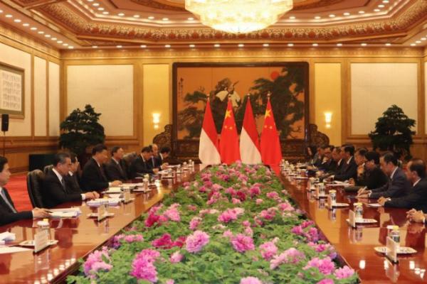 Wakil Presiden Jusuf Kalla (keempat kanan) memimpin delegasi Indonesia menemui Presiden China Xi Jinping (keempat kiri) dan jajaran pejabat pemerintah setempat di Balai Agung Rakyat, Beijing, Kamis (25/4/2019). (Foto:Antara/M.Irfan Ilmie)