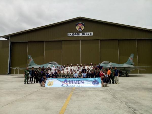 Tentara Nasional Indonesia Angkatan Udara (TNI AU) mengajak para pengikutnya di media sosial (medsos) mengunjungi Pangkalan Udara (Lanud) Roesmin Nurjadin, Pekanbaru, Riau, Sabtu (27/4/2019). (Foto: iNews.id/Wildan Catra Mulia)