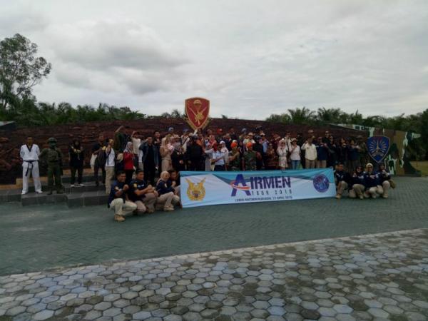 Tentara Nasional Indonesia Angkatan Udara (TNI AU) mengajak para pengikutnya di media sosial (medsos) mengunjungi Pangkalan Udara (Lanud) Roesmin Nurjadin, Pekanbaru, Riau, Sabtu (27/4/2019). (Foto: iNews.id/Wildan Catra Mulia)